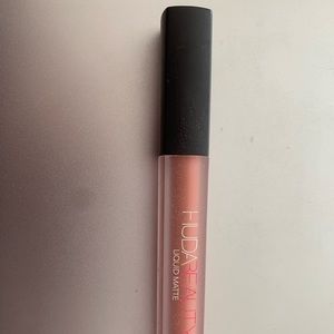 Huda Beauty liquid matte lipstick color-BOMBSHELL